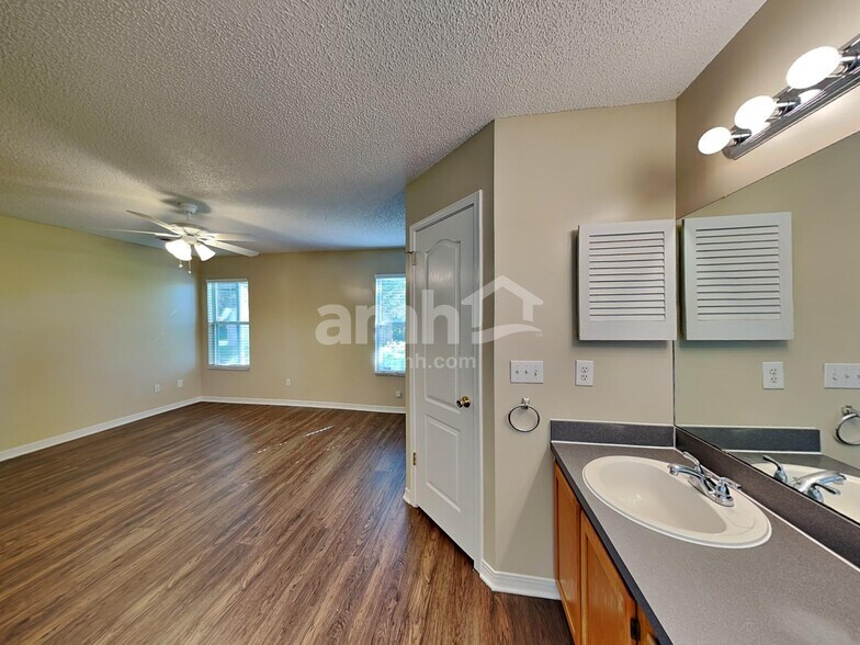 Building Photo - 1915 Breckenridge Blvd