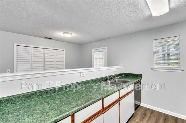 Building Photo - 215 Laurelwood Dr