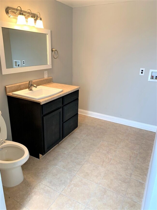 Building Photo - 3 Bdrm/2 Bath home    ?   Gray, TN