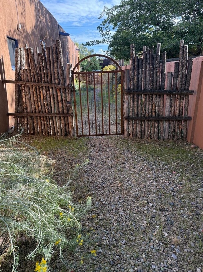 Building Photo - 949 Agua Fria St