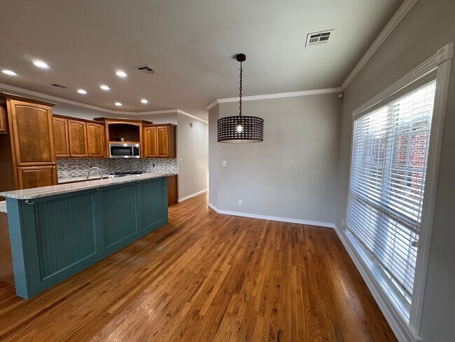 Building Photo - Immaculete 4 bedroom 2 bath in Jenks!