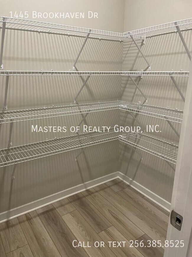 Building Photo - 1445 Brookhaven Dr