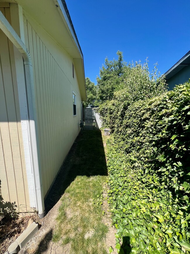 Building Photo - 2570 Aztec Ave