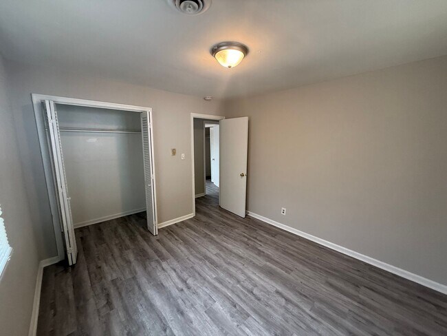 Building Photo - 1633-35 N Valor Dr