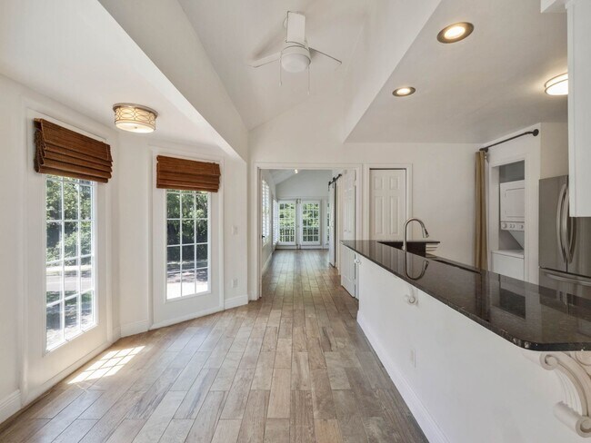 Building Photo - Charming 1/1 condo near Lake Virginia