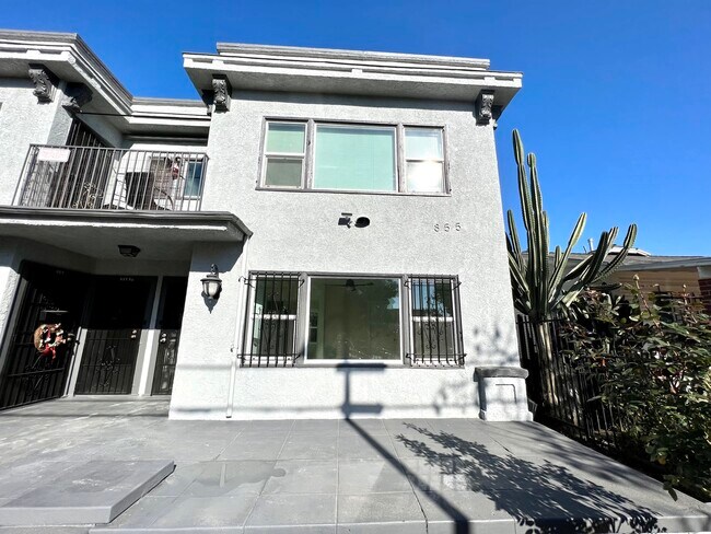 Private patio - 855 W 43rd Pl