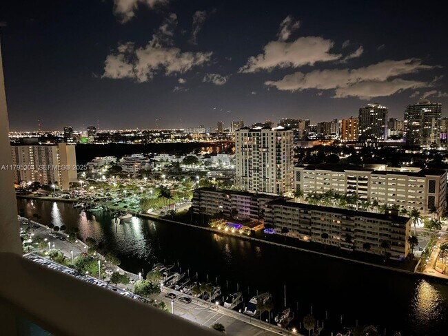 Building Photo - 100 Bayview Dr