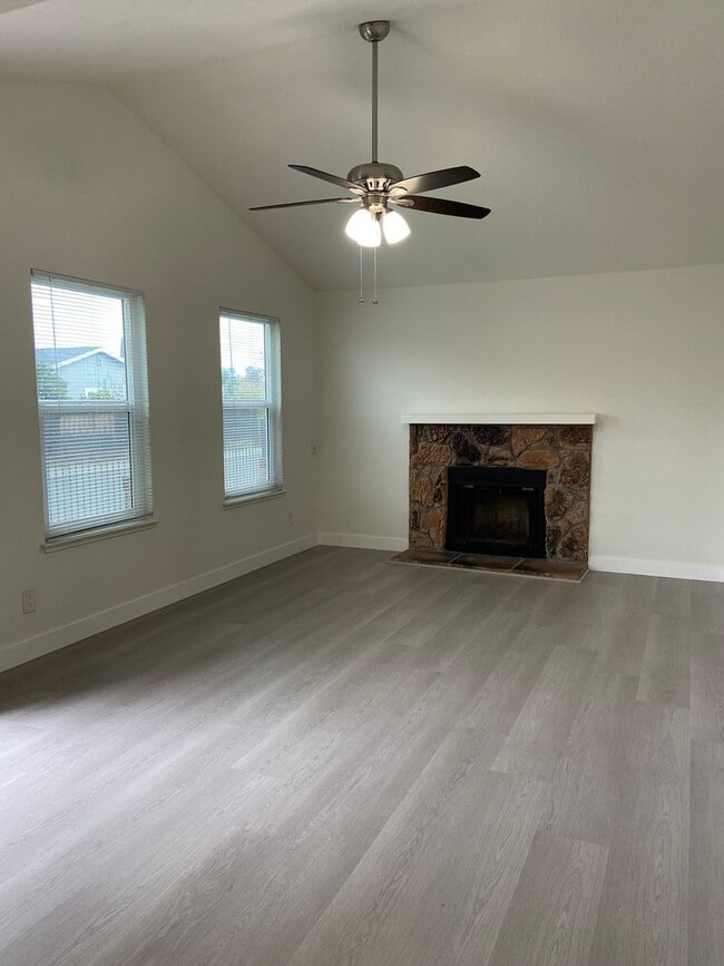 Building Photo - Valley Hi / N. Laguna 2 Bdrm 1 bath half-plex