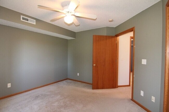 Building Photo - 2 Bedroom 1 Bath Condo in North Liberty!