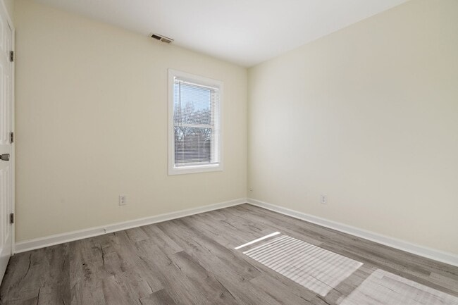 Building Photo - 2 Bedroom Duplex: Available Now