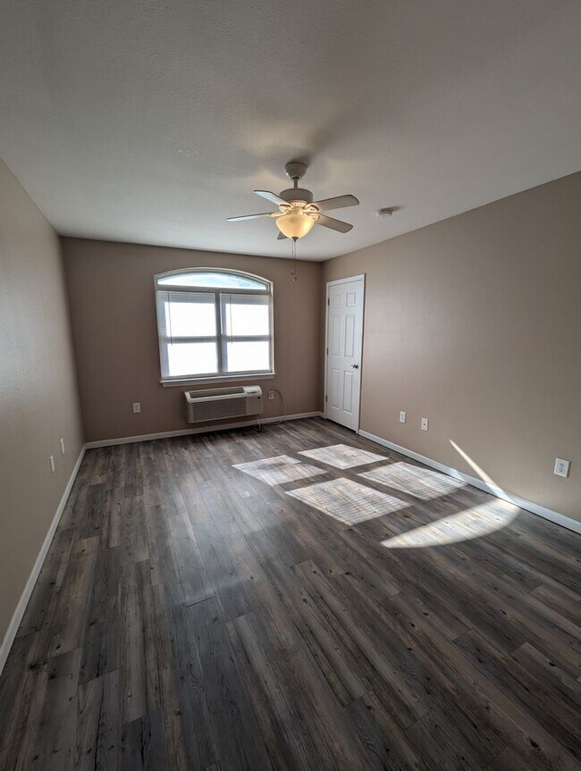 Building Photo - 2 Bedroom/2 Bathroom Townhouse in Fayette!