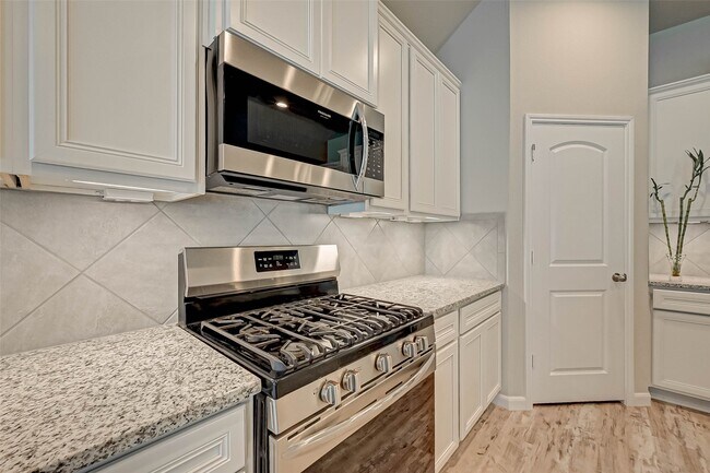 Building Photo - 14111 Lake Lodge Dr