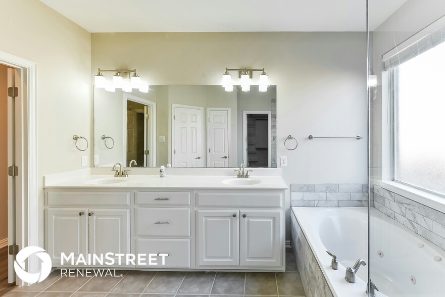 Building Photo - 13673 Saddlewood Dr