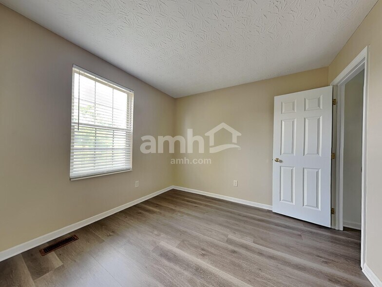 Building Photo - 161 Lakeview Dr