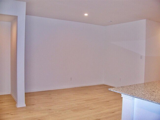Building Photo - 5015 Balcolm Dr