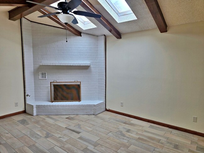 Building Photo - Charming Cul-de-Sac Home with Mountain Views