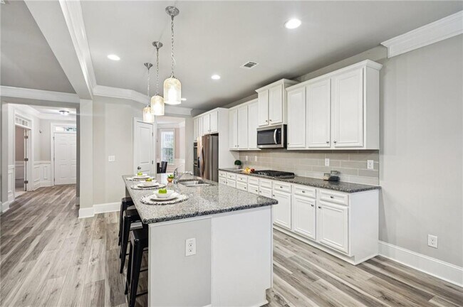 Building Photo - 5180 Mirror Lake Dr