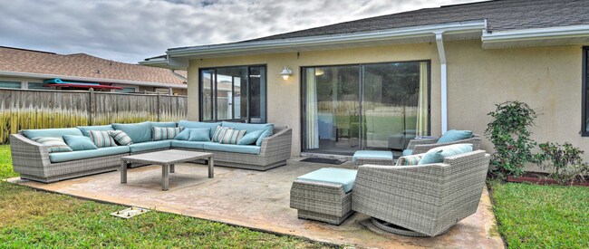 Building Photo - WALK TO THE BEACH! 4 bed, 2 bath, 2 car ga...