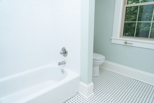 Building Photo - Large 4 Bedroom Home On Oakhurst Circle