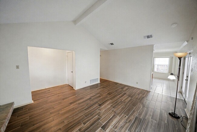 Building Photo - Charming 3-bed, 2-bath home in Universal C...
