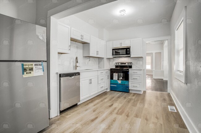 Building Photo - 812 Monroe Ave