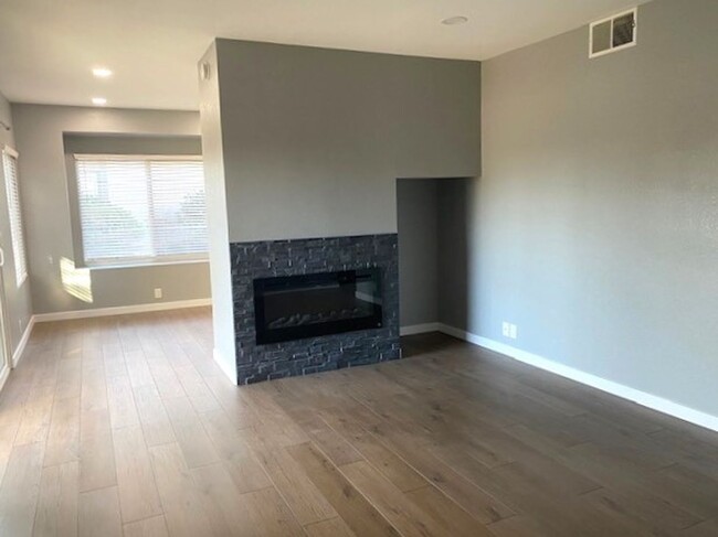 Building Photo - Beautifully Remodeled Condo at Ridgecrest ...