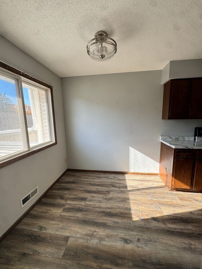 Building Photo - Charming 2 Bedroom Townhome in Cottage Gro...