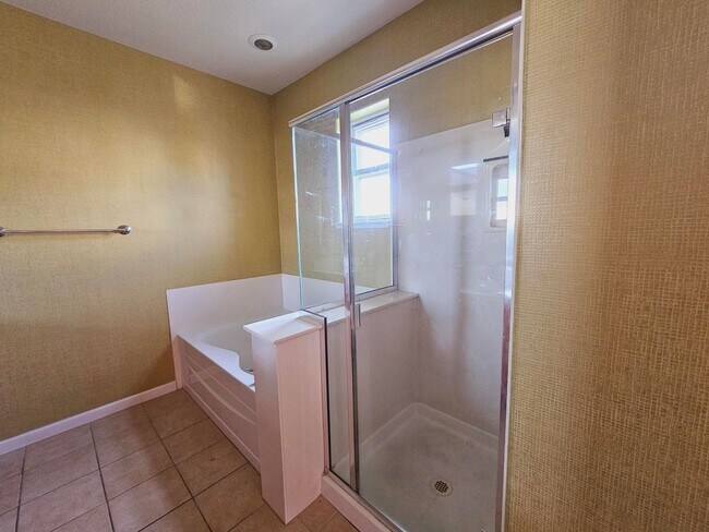 Building Photo - Modern Spacious Townhome in San Pablo