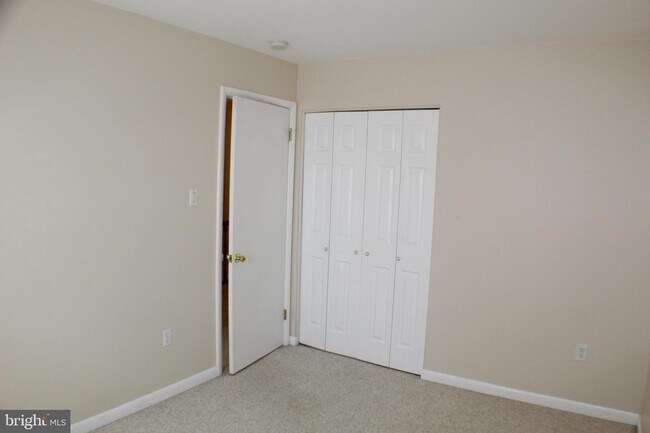 Building Photo - 18 Meadow Dr