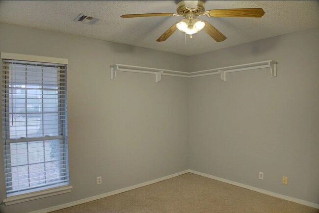 Building Photo - 3-Bed, 2-Bath in BA!