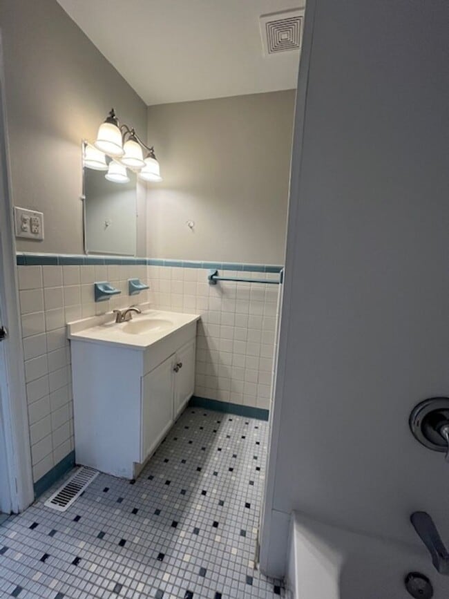 Building Photo - 1503 Roanoke Rd