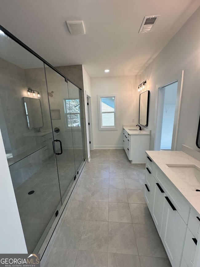 Building Photo - Room in Duplex on Plaza Ave SW