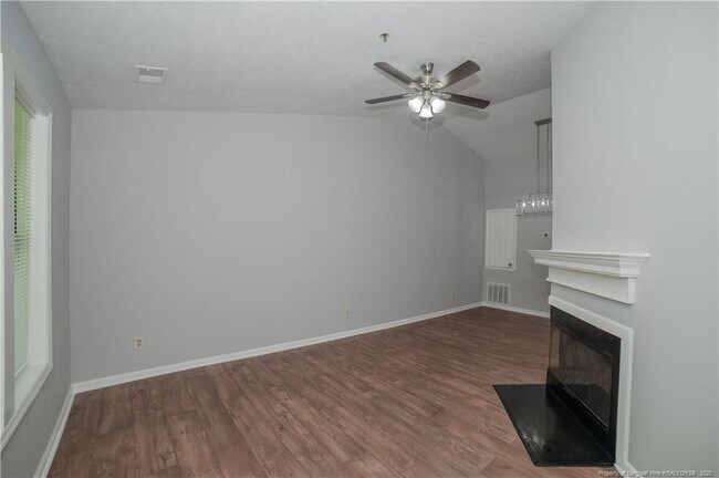 Building Photo - 974 Stewarts Creek Dr