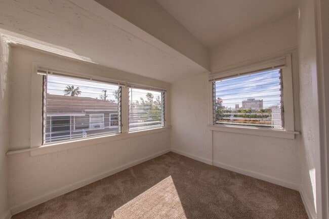 Building Photo - 2 BR/ 1BA unit in Hilcrest - Charming Upstairs Apt, A/C & Heat, tons of windows, updated Kit, ori...