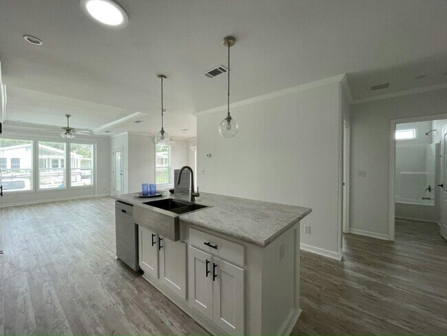 Building Photo - 117 N Lake Dr
