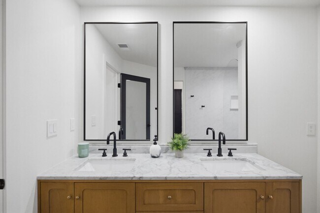 Building Photo - Pool Home