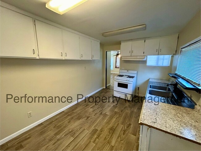 Building Photo - Cute 1 Bed/1 Bath Home in N Bakersfield