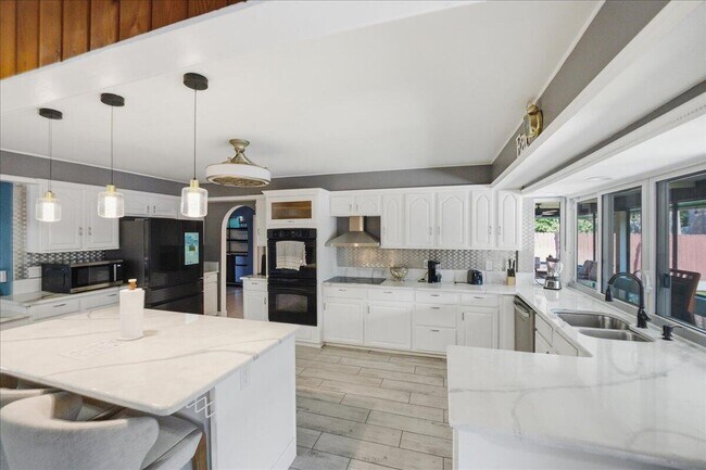 Building Photo - 1326 SW Bartell Ave