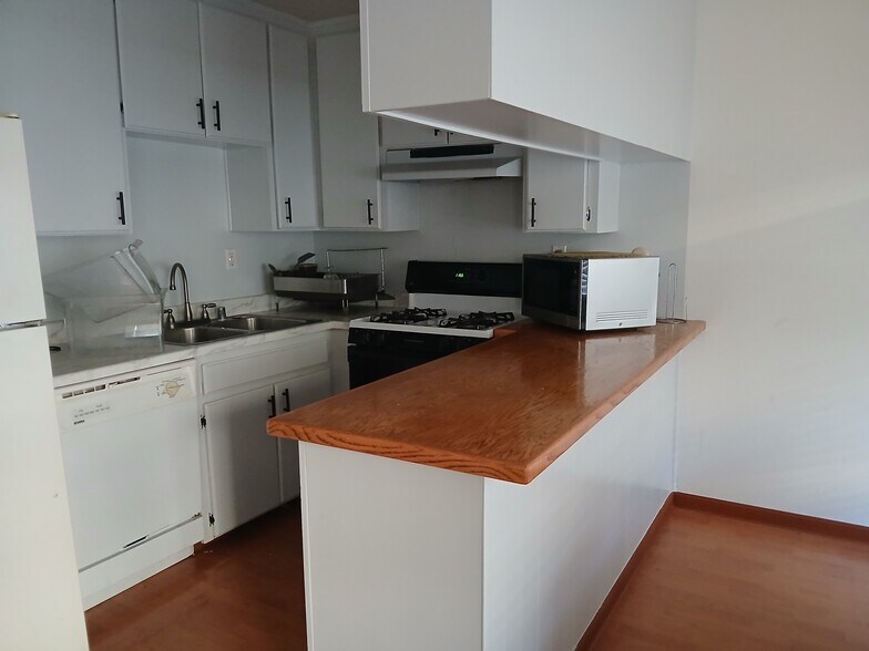 Kitchen - 25925 Narbonne Ave