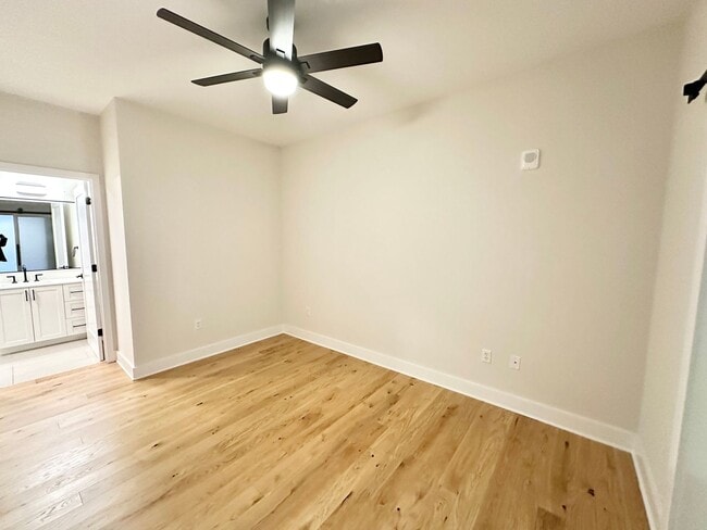 Building Photo - MOVE -IN SPECIAL-FREE RENT! Luxury 2 Bedroom, 2.5 bath Avidian Condo in Navy Yard with Parking.