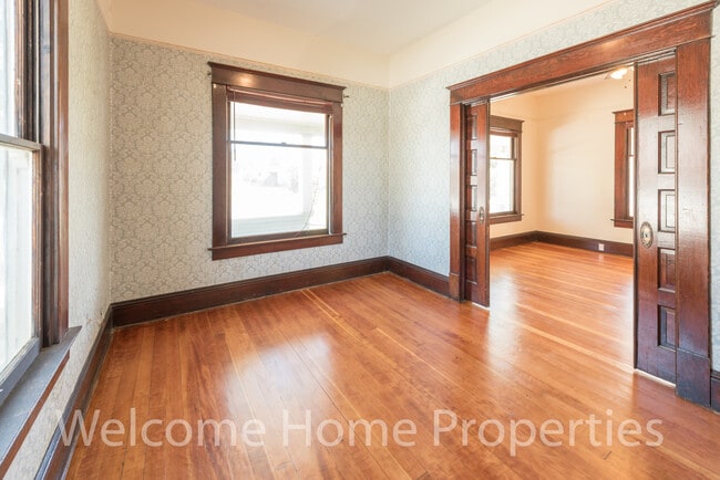 Building Photo - Classic 2 Bedroom Home with Tall Ceilings