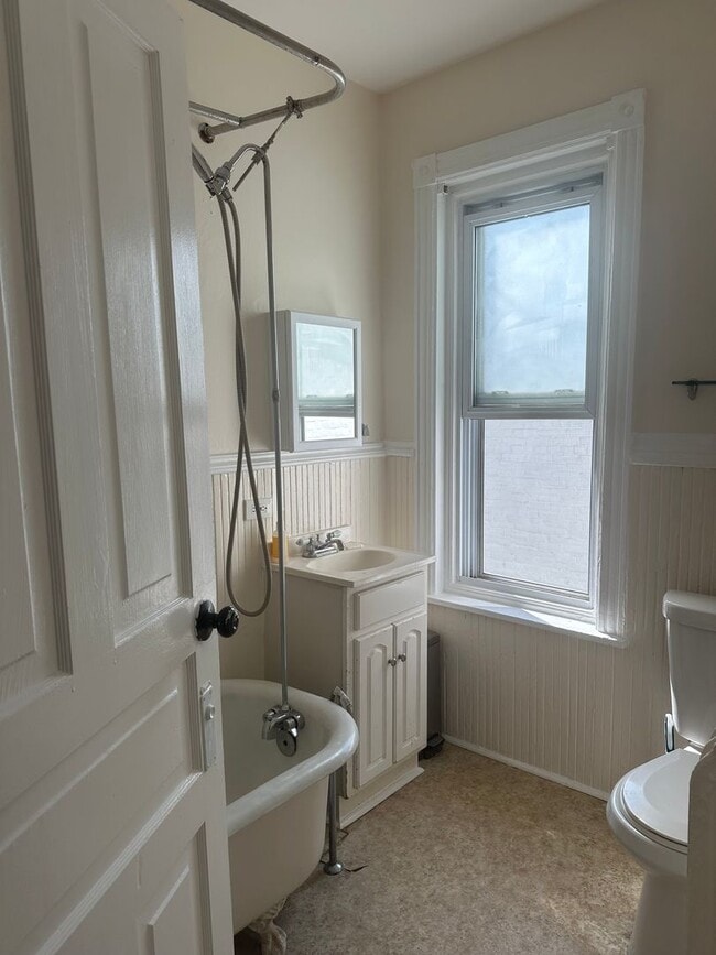 Building Photo - Spacious 5/6 Bedroom/ 2 Bath House for Rent