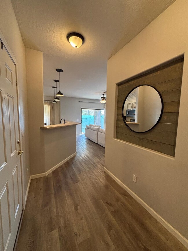 Building Photo - 948 E Savannah Dr