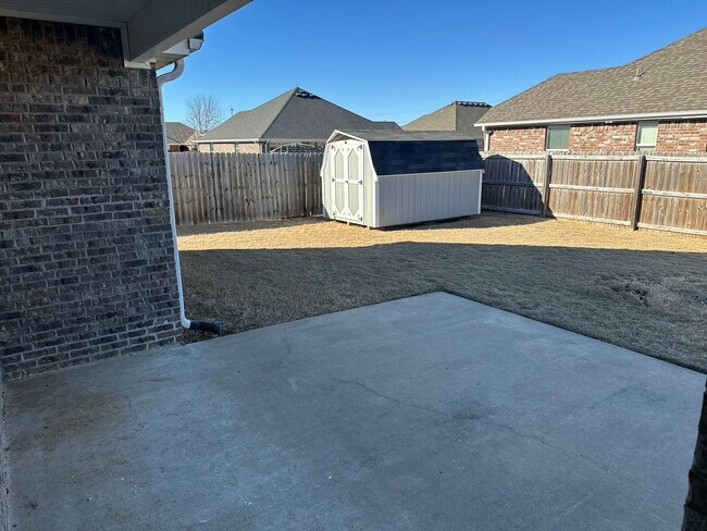 Building Photo - Available Now! Modern 3-Bedroom, 2-Bathroom Home in Legendary Subdivision near Shaw Elementary