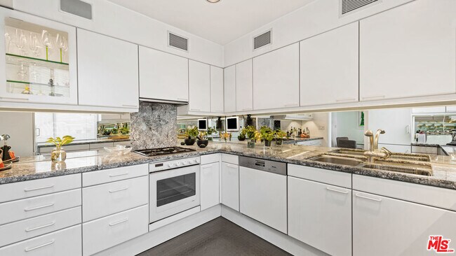 Building Photo - 853 S Bundy Dr