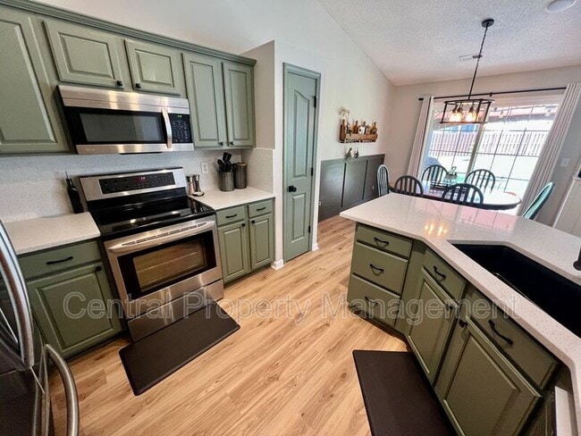 Building Photo - 952 Breezewood Ct