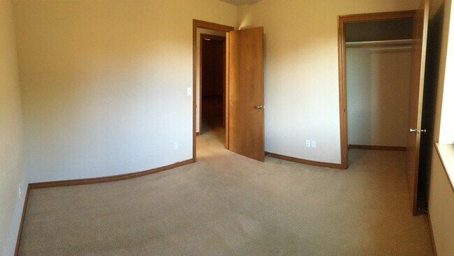 Building Photo - Spacious 3 Bed / 2 Bath - First Month's Rent Half-Off