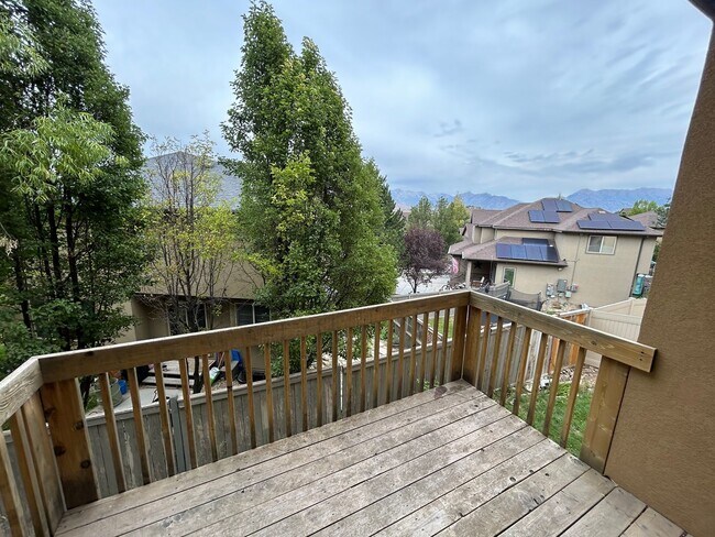Building Photo - Great 5 Bed 2.5 Bath Home Newly Remodeled