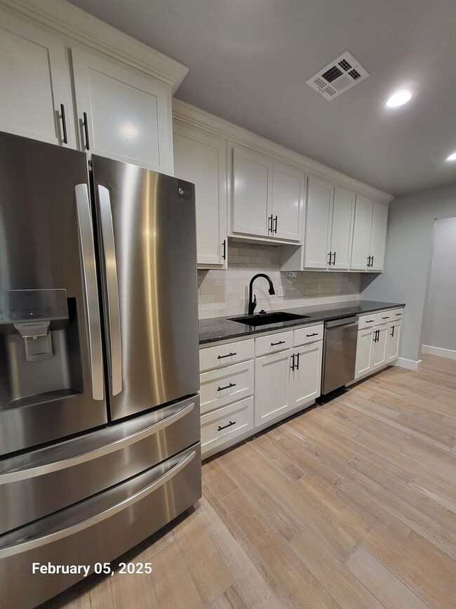 Building Photo - Remodeled (3) Bed/(1.5) Bath Avail Now! Sm...