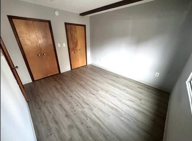 Building Photo - 10 Thompson St